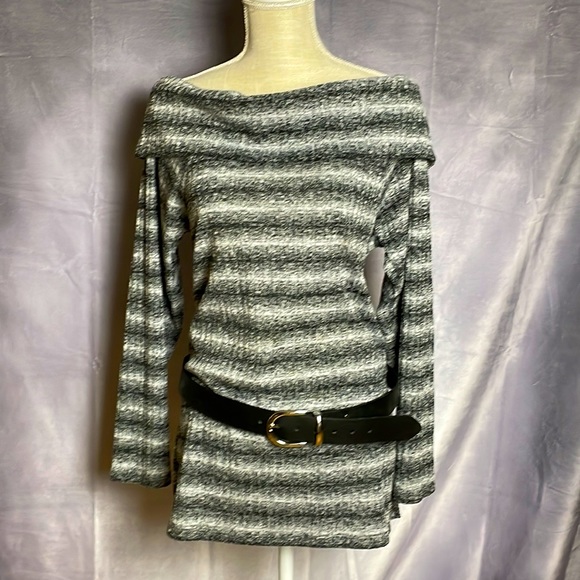 Two by Vince Camuto. Off Shoulder Tunic Sweater - Picture 3 of 8